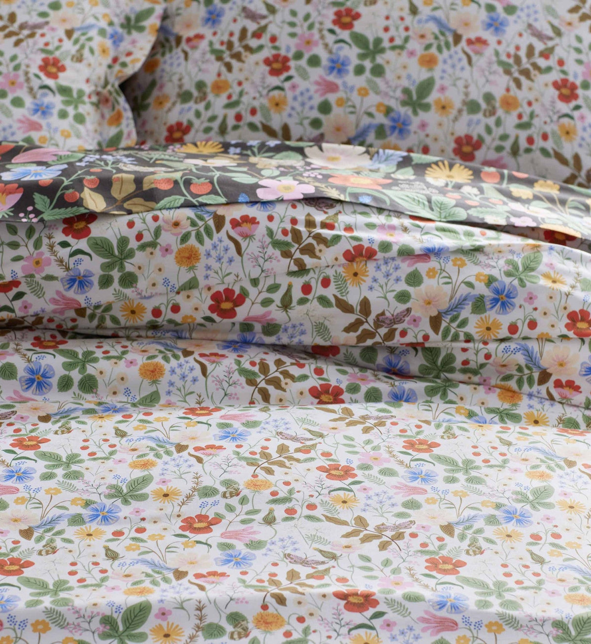 Cloverpaperco™ - Percale Comforter - Strawberry Fields White